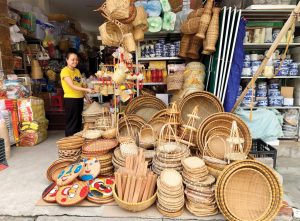 Rổ mây tre đan thủ công mỹ nghệ ở các cửa hàng.